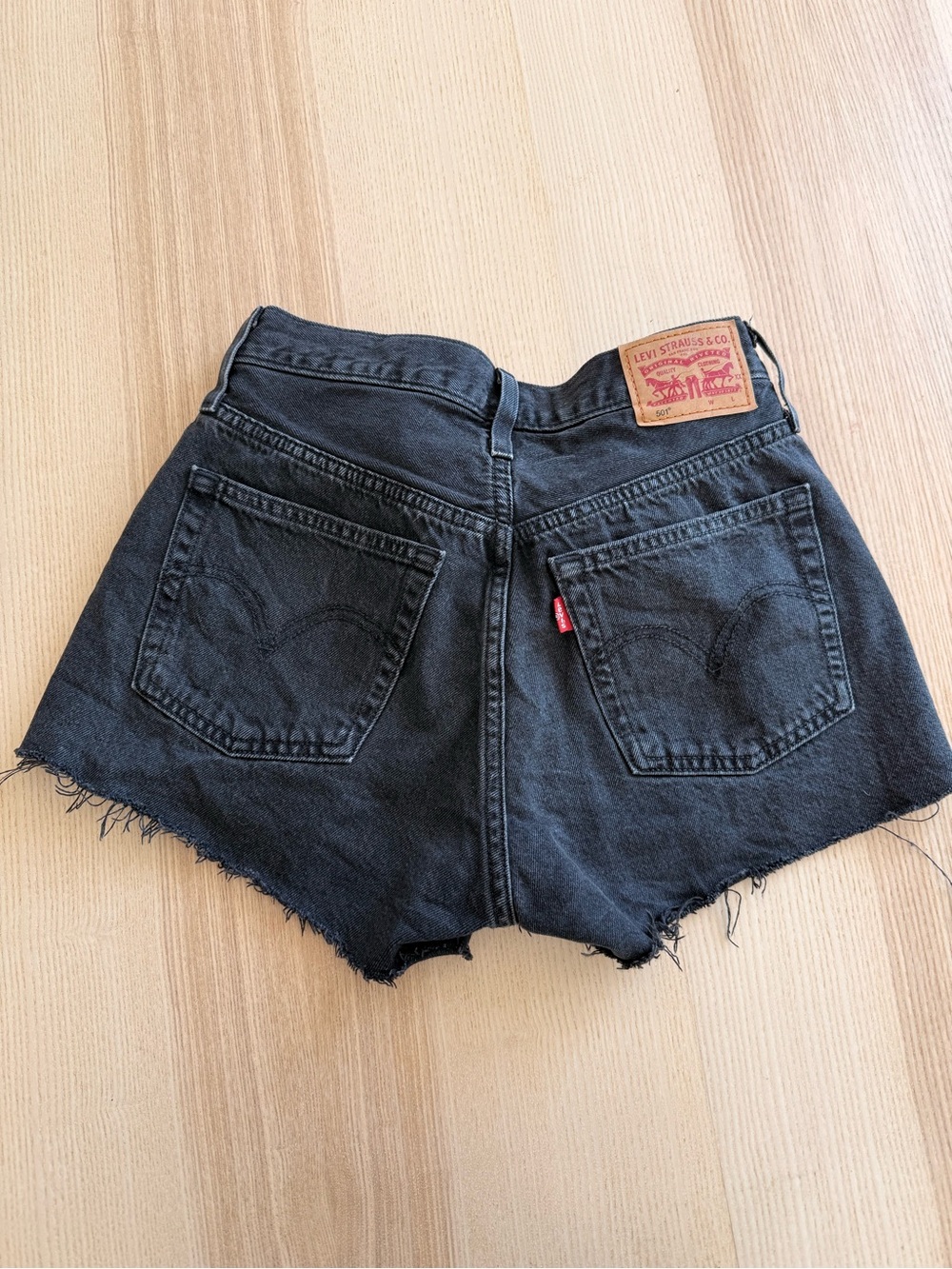 Levi’s 501 Black Denim Cutoff Shorts W26 High Rise Distressed Raw Hem Button Fly - Picture 2 of 3